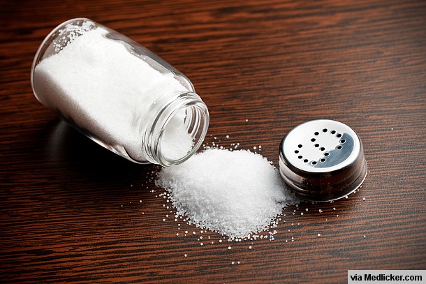 Sůl rozsypaná na stole