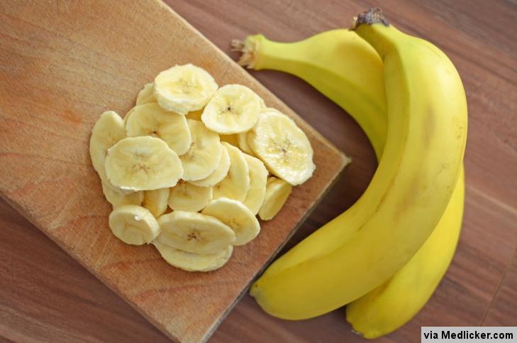 Sliced bananas on a wooden slab