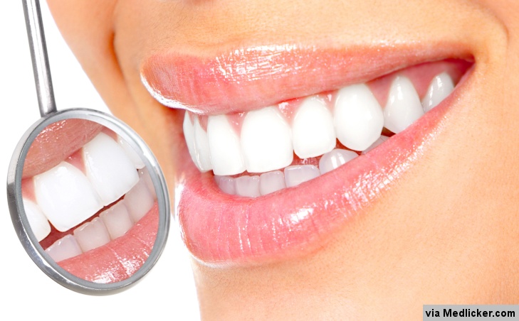 Bílé zuby a zubařské zrcátko