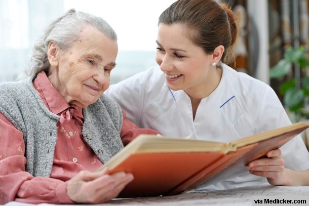 Zdravotná sestra číta knihu starej paní