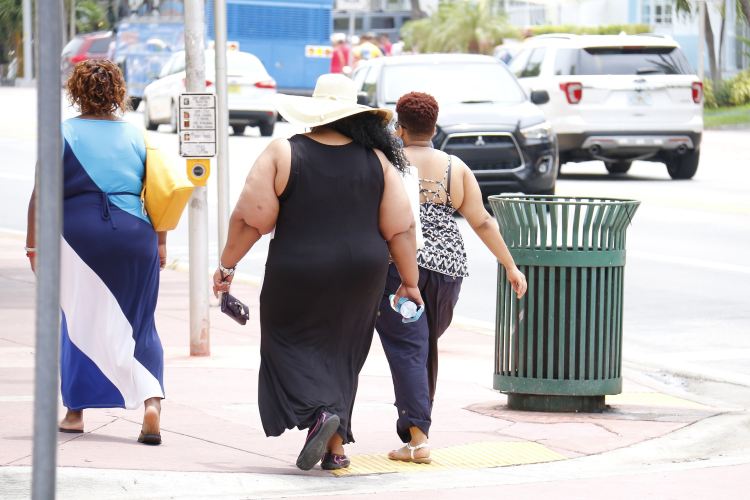 Tři obézní ženy na ulici