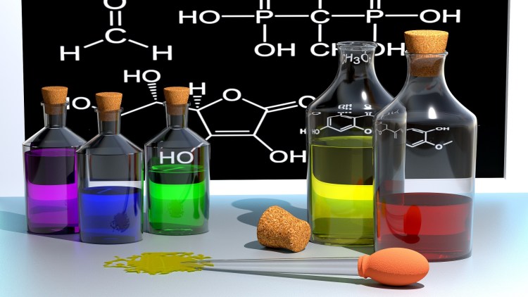 Chemická laboratoř s kádinkami s barevným obsahem