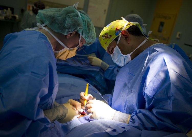 Chirurgové při operaci