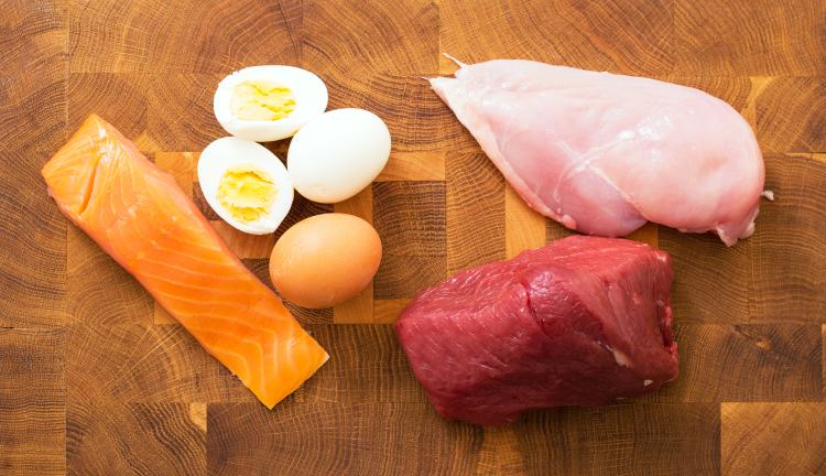 Maso, vejce a další potraviny obsahující bílkoviny
