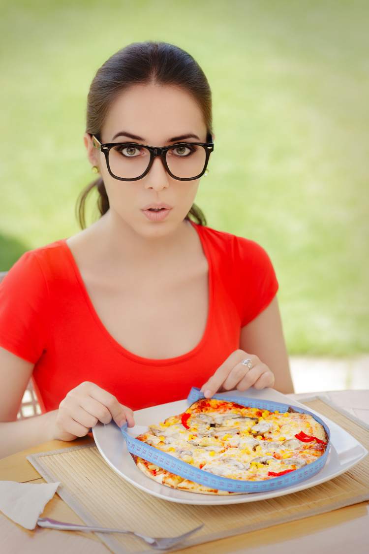 Žena měří pizzu krejčovským metrem