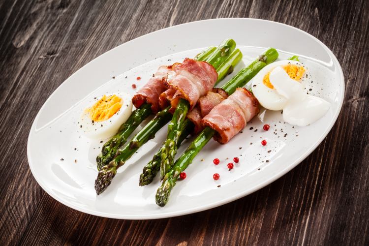 Asparagus, fried bacon and eggs