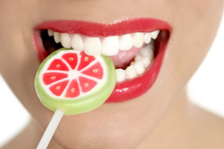 Lízátka a podobné sladkosti způsobují zubní kaz