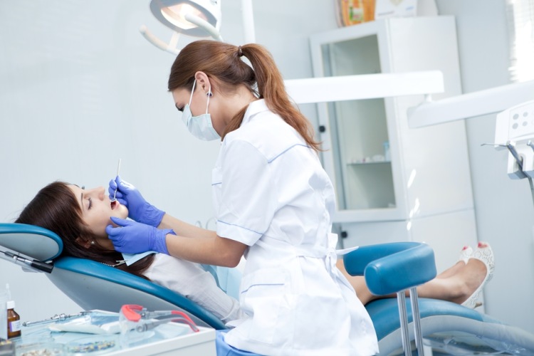 Pravidelné preventivní prohlídky u zubaře jsou dobrou prevencí vzniku zubního kazu