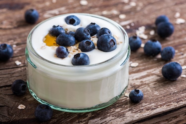 Prírodný biely jogurt s čerstvými čučoriedkami je nielen chutný, ale aj plný dôležitých živín
