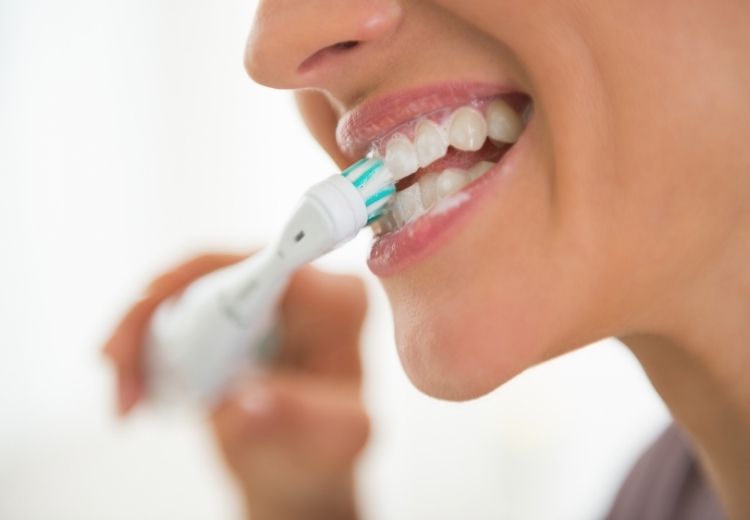 Ústna hygiena a pravidelné čistenie zubov sú v prevencii zápalu hrtana veľmi dôležité