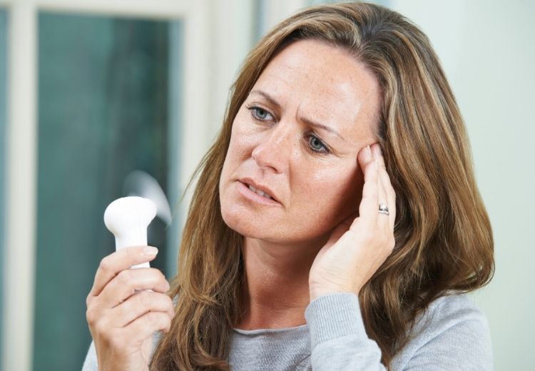 Medzi časté príznaky menopauzy patria návaly horúčavy a vnútorná horúčka