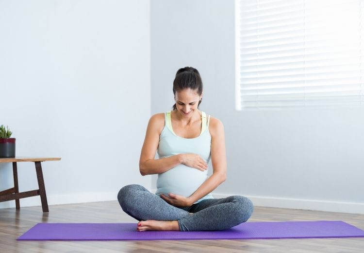 Tvrdé břicho je častým příznakem v pozdních fázích těhotenství