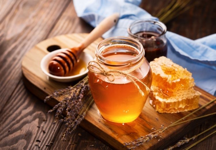Pacientovi, který se předávkoval inzulínem podejte med, šťávu nebo jiné potraviny či nápoje s vysokým obsahem cukrů