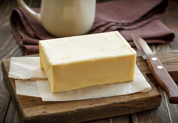 Máslo je bohatým zdrojem mastných kyselin s krátkým řetězcem které zlepšují zdraví trávicího traktu