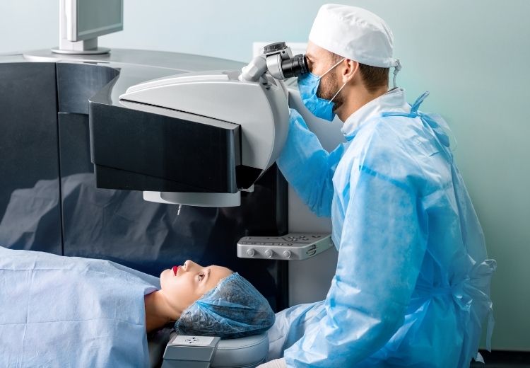 Hlavnou metódou liečby diabetickej retinopatie je laserová fotokoagulácia, ktorá môže byť panretinálna, fokálna alebo mriežková.