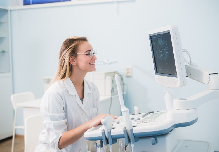 Ultrazvukové (FAST protokol) a CT vyšetření jsou dvě hlavní zobrazovací metody nejen v diagnostice hemotoraxu