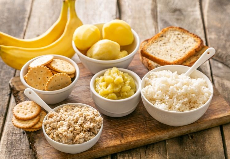 Nedílnou součástí léčby průjmu je doplňování tekutin a změna jídelníčku, která spočívá v konzumaci lehce stravitelných potravin, jako jsou rýže, banány nebo vařené brambory.