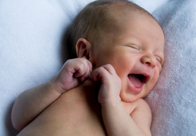 Novorozenecká žloutenka je častou příčinou žlutého zbarvení očního bělma. Její léčba spočívá i v ozařování novorozence modrým světlem (fototerapie).