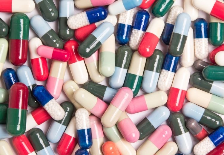 Medzi lieky používané pri liečbe bolesti pri prehĺtaní patria antibiotiká.