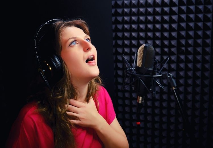 Jednou z častých příčin chrapotu a změny hlasu je přetěžování hlasivek. Své o tom ví například zpěváci nebo moderátoři.