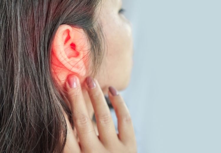 Mezi časté příčiny bolesti za uchem patří ušní infekce, jako je zánět středního ucha (otitis media) nebo zánět zevního zvukovodu (otitis externa)
