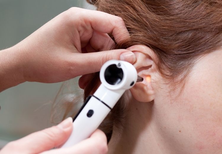 V diagnostice příčin bolesti za uchem se využívají nejen zobrazovací metody, ale také vyšetření ucha otoskopem