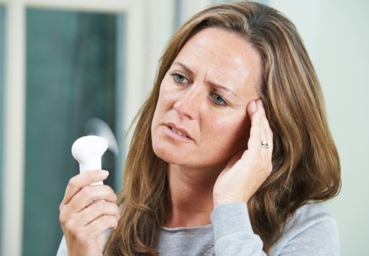 S návaly horka často bojují ženy v menopauze, ale tento problém postihuje i těhotné nebo osoby s dalšími chorobami, jako jsou hypertyreóza, roztroušená skleróza, fibromyalgie nebo diabetes