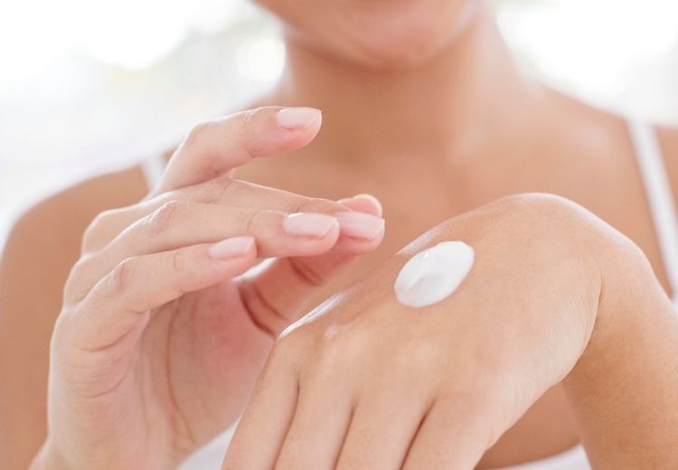 V prevenci svědění dlaní je důležité dbát na dostatečnou hydrataci pokožky. K tomu slouží kvalitní hydratační krémy, které vám doporučí kožní lékař.