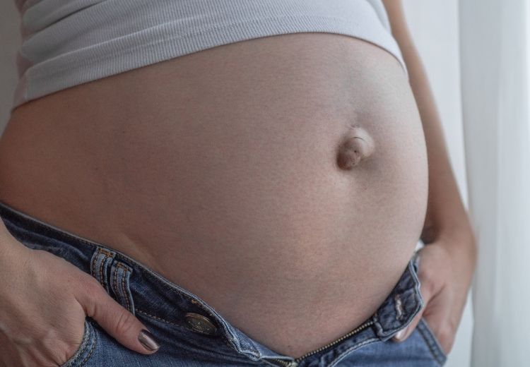 Častou příčinou bolesti kolem pupíku v těhotenství je pupeční kýla nebo pupík, vyklenující se z břišní stěny ven.