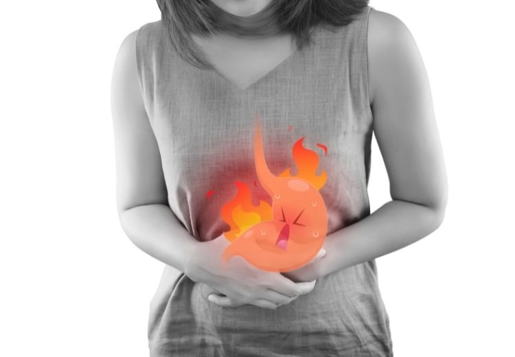 Jedním z nejčastějších typů zánětu jícnu je refluxní ezofagitida, která se projevuje pálením žáhy, bolestí při polykání, bolestmi na hrudi, suchým kašlem nebo pocitem cizího tělesa v krku