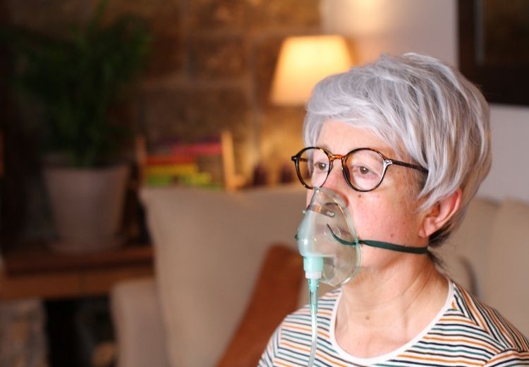 Oxygenace kyslíkovou maskou, brýlemi nebo invazivními metodami (UPV či ECMO) je základním kamenem léčby syndromu akutní dechové tísně.