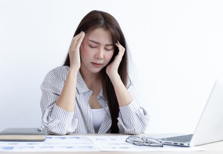 Hyperakuze může být jedním z příznaků migrény či dalších neurologických onemocnění a syndromů