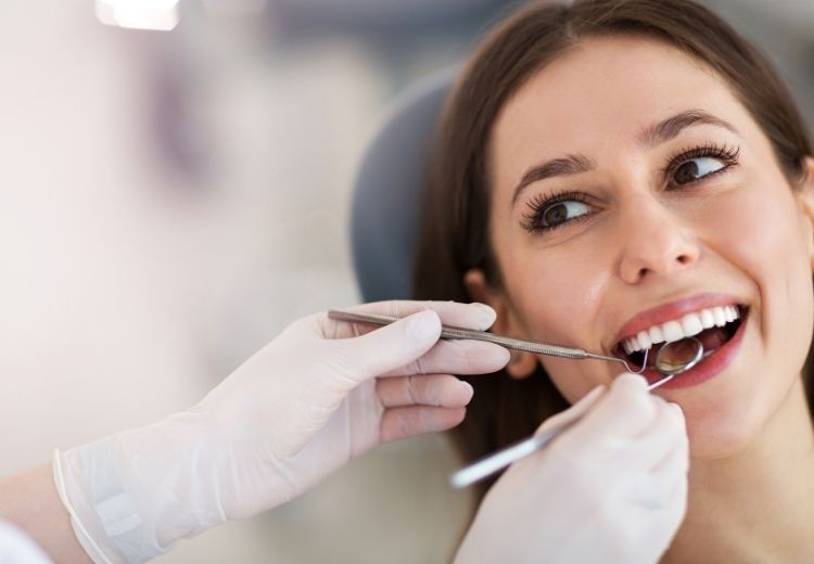 Pokud si na zubu najdete černou skvrnu, která nejde smýt ani nezmizí po čištění zubů, navštivte zubního lékaře