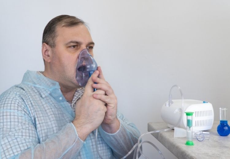 S hyperinflací plic se nejčastěji setkáváme u chronické obstrukční plicní nemoci (CHOPN). Hlavním příznakem je dušnost.
