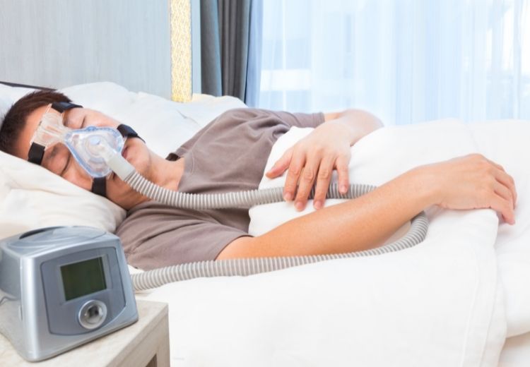 Syndrom spánkové apnoe je jednou z častých příčin věčné únavy a ospalosti. V jeho léčbě se využívá neinvazivní plicní ventilace s pomocí přístroje CPAP.