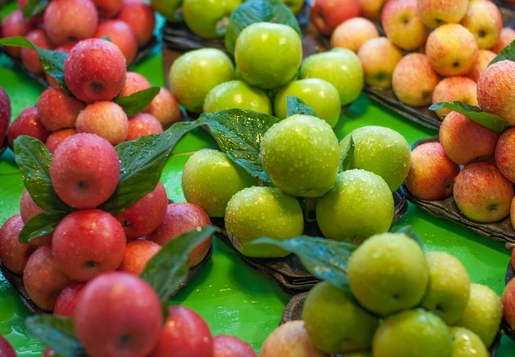 V léčbě histaminové intolerance je nutné vyhnout se ovoci s vysokým obsahem histaminu, jako jsou citrusy nebo jahody. Naproti tomu jablka obsahují jen málo histaminu a jsou tak vhodnou náhradou.