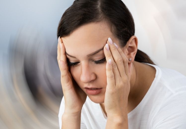 Migréna je jednou z častých příčin motání hlavy.