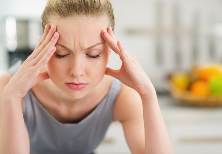 Migréna, tenzní cefalea nebo klastrové bolesti hlavy patří mezi možné příčiny bolestí v zadních částech hlavy