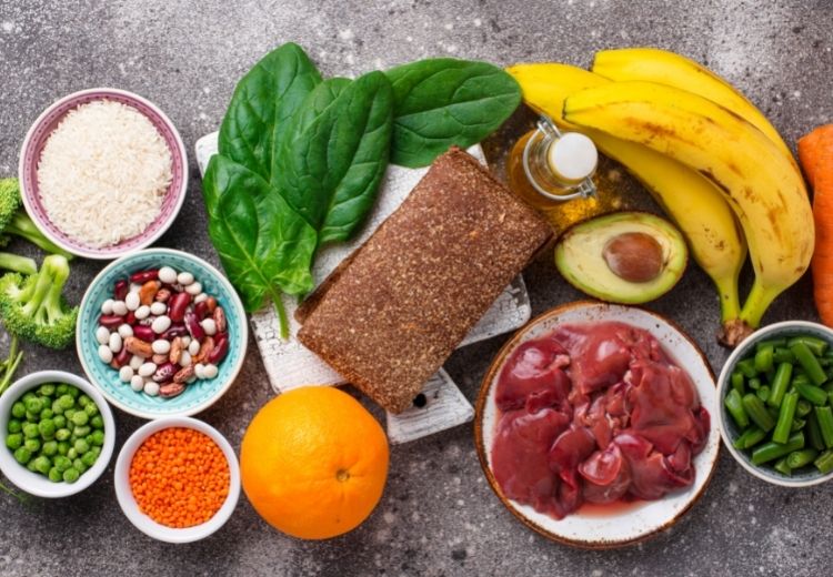Pokud je příčinou nedostatku kyseliny listové nezdravé stravování, stačí do jídelníčku zařadit potraviny, které tento vitamín obsahují