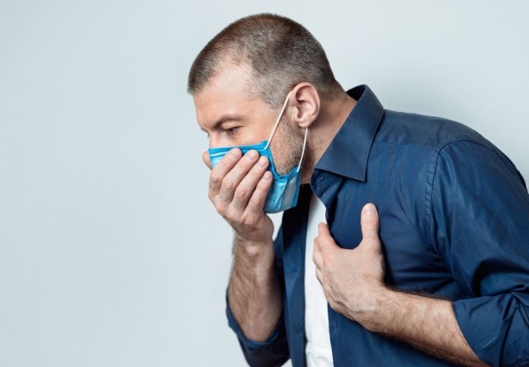 Dušnost, bolest na hrudi, kašel a hemoptýza jsou častými klinickými příznaky plicní embolie