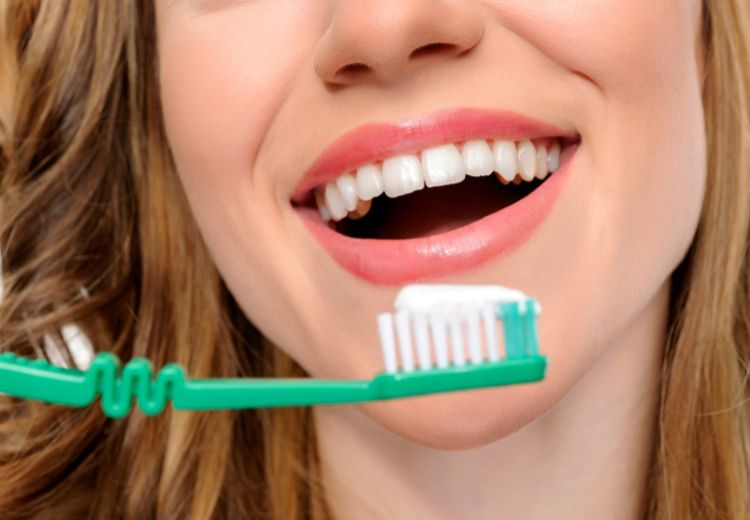 Špatná ústní hygiena je jednou z nejčastějších příčin divné pachuti v ústech