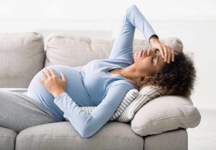 Nejčastější příčinou bolestí hlavy v prvním trimestru těhotenství jsou hormonální změny v těle budoucí maminky