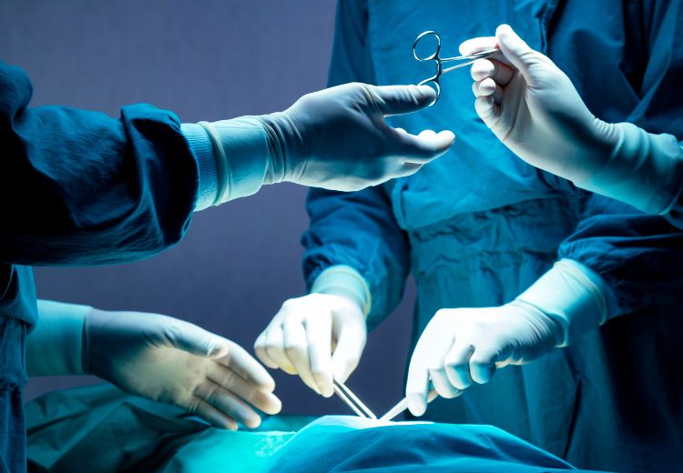 Chirurgický debridement spočívá v odstranění odumřelých či infikovaných tkání s pomocí chirurgických nástrojů (skalpel, pinzeta a nůžky)