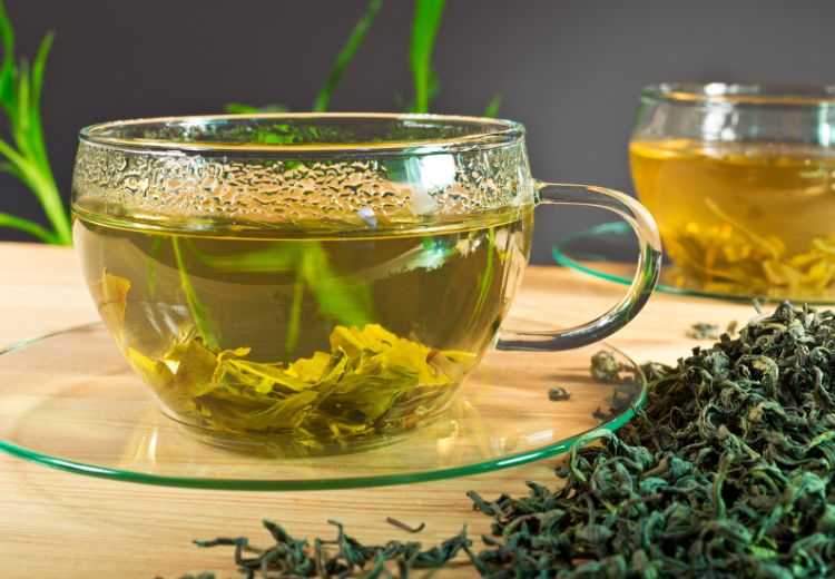Zelený čaj obsahuje antioxidanty a další látky, které chrání před diabetem a současně pomáhají regulovat hladinu cukru v krvi