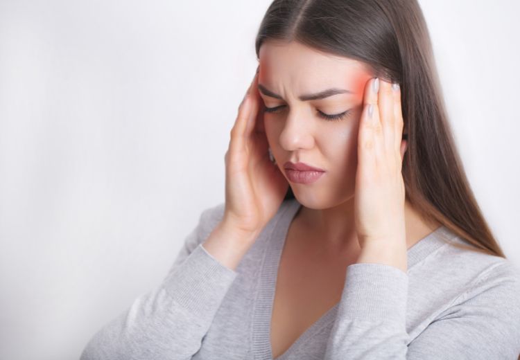 Migréna se může projevovat silnými bolestmi hlavy doprovázenými pocity tepla