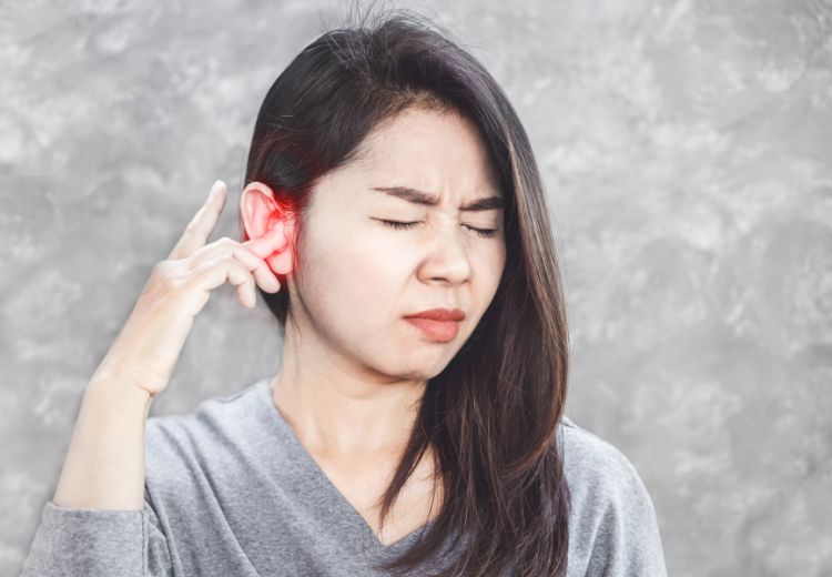 Pokud se obtíže zhoršují nebo jsou spojeny se ztrátou či zhoršením sluchu, výtokem z ucha či dalšími příznaky, vyhledejte pomoc lékaře
